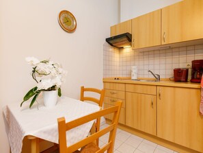 Cabinetry, Möbel, Spüle, Countertop, Eigentum, Sinken, Pflanze, Zapfhahn, Armatur, Blume
