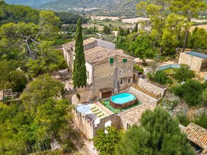 Building, Tree, Land Lot, Vegetation, Plant, Urban Design, House, Landscape, Residential Area, Real Estate