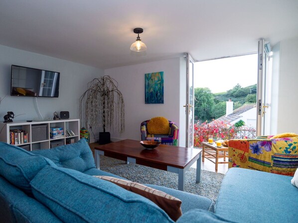 Möbel, Eigentum, Blau, Azurblau, Bilderrahmen, Couch, Interior Design, Dekoration, Tabelle, Orange