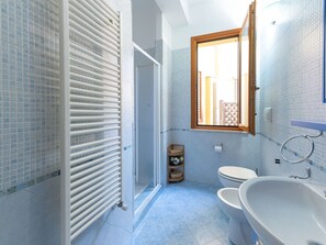 Spiegel, Eigentum, Badewanne, Armatur, Zapfhahn, Sinken, Badezimmer, Interior Design, Die Architektur