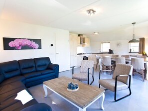 Möbel, Tabelle, Couch, Eigentum, Azurblau, Interior Design, Wohnzimmer, Stuhl, Studio Couch, Fussboden