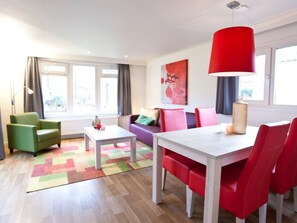 Table, Meubles, Canapé, Fenêtre, Éclairage, Design Intérieur, Orange, Bois, Confort, Salon