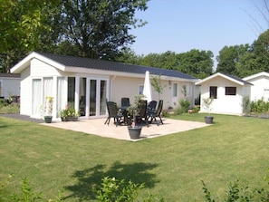 Pflanze, Gebäude, Himmel, Schatten, Baum, Grundstueck, Stuhl, Haus, Gras, Fenster