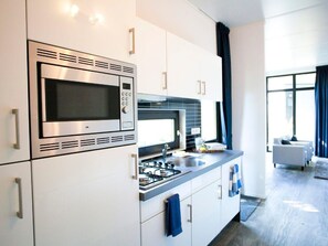 Cabinetry, Eigentum, Fenster, Herd, Countertop, Küche, Küchengerät, Interior Design, Gebäude, Haushaltsgerät