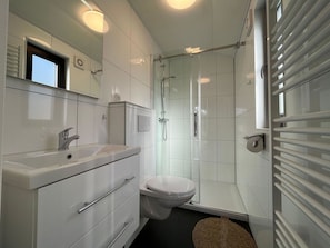 Miroir, Évier, Luminaire Plomberie, Armoire De Toilette, Robinet, Salle De Bains, Cabinetry, Lavabo, Design Intérieur
