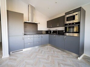 Cabinetry, Propriété, Comptoir, Meubles, Bâtiment, Cuisine, Bois, Design Intérieur, Cuisinière, Sol
