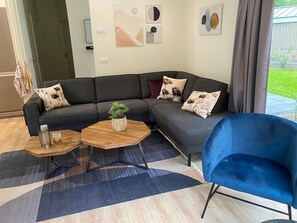 Möbel, Couch, Tabelle, Pflanze, Grün, Holz, Wohnzimmer, Interior Design, Fussboden, Fenster