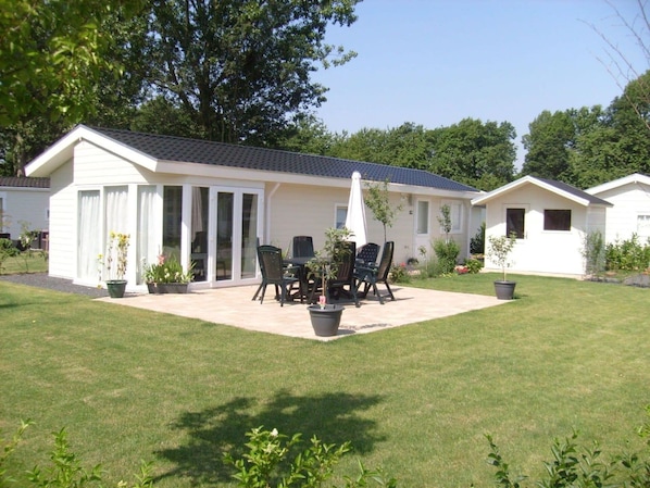 Pflanze, Gebäude, Himmel, Schatten, Baum, Grundstueck, Stuhl, Haus, Gras, Fenster