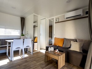 Tabelle, Eigentum, Couch, Möbel, Gebäude, Komfort, Wohnzimmer, Holz, Interior Design, Zimmerpflanze