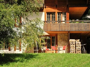 Pflanze, Gebäude, Fenster, Baum, Holz, Grundstueck, Gras, Haus, Hütte, Wohngebiet