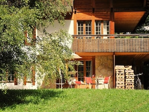 Pflanze, Gebäude, Fenster, Baum, Holz, Grundstueck, Gras, Haus, Hütte, Wohngebiet