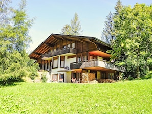 Pflanze, Himmel, Gebäude, Baum, Natürliche Landschaft, Grundstueck, Haus, Hütte, Gras, Landschaft