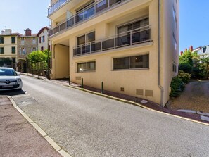 Pflanze, Gebäude, Auto, Fenster, Fahrzeug, Infrastruktur, Strassenbelag, Himmel, Asphalt, Urban Design