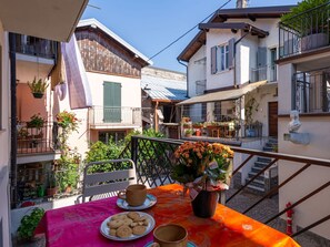 Plant, Building, Sky, Tableware, Window, Flowerpot, Table, House, Orange, Wood