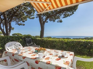 Outdoor Furniture, Furniture, Shade, Garden, Leisure, Outdoor Table, Lawn, Chair, Landscaping, Yard