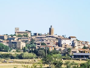Sky, Wall, Facade, Town, Architecture, Neighbourhood, Human Settlement, Tower, Village, Suburb