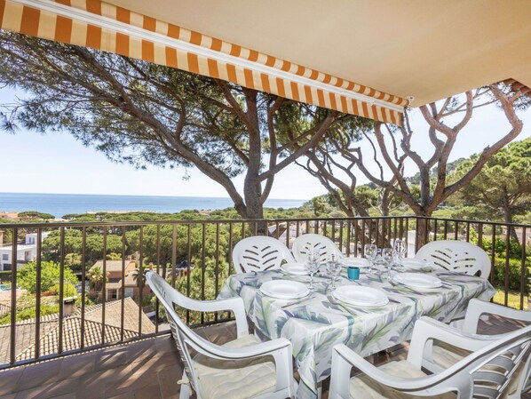 Veranda, Balkon, Gartenmöbel, Schatten, Stuhl, Resort, Landscaping, Zaun, Eco Hotel, Terrasse