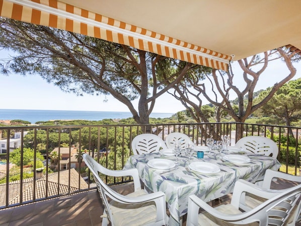 Veranda, Balkon, Gartenmöbel, Schatten, Stuhl, Resort, Landscaping, Zaun, Eco Hotel, Terrasse