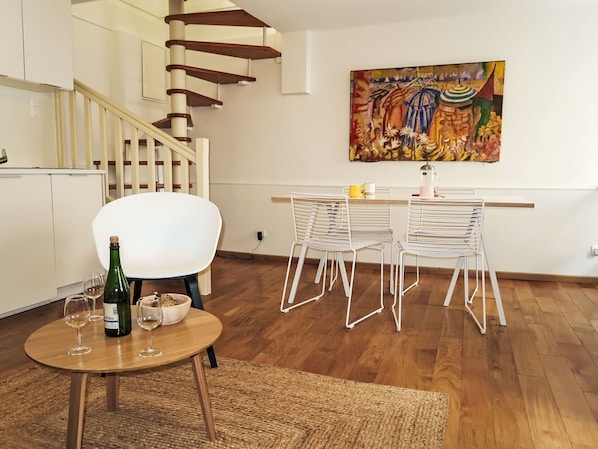 Meubles, Bouteille, Table, Bois, Design Intérieur, Bâtiment, Sol, Peindre, Sol, Confort