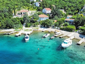 Wasser, Boot, Wasservorräte, Gebäude, Watercraft, Azurblau, Baum, Küsten Und Ozeanische Forms, Natürliche Landschaft, Haus