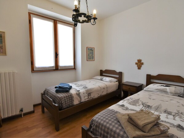 Möbel, Gebäude, Fenster, Bilderrahmen, Komfort, Holz, Beleuchtung, Bettrahmen, Interior Design, Flooring