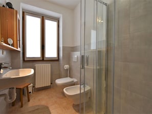 Eigentum, Sinken, Armatur, Gebäude, Zapfhahn, Badezimmer, Interior Design, Holz, Fussboden