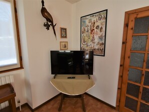 Bilderrahmen, Möbel, Holz, Fenster, Gebäude, Interior Design, Flooring, Fernsehen, Fussboden, Hartholz