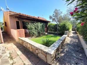 Plante, Ciel, Bâtiment, Fenêtre, Bleu Azur, Porte, Lot Terre, Maison, Arbre