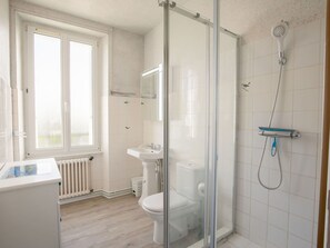 Shower Head, Plumbing Fixture, Window, Shower, Shower Panel, Shower Bar, Sink, Bathroom, Building