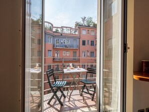 Bâtiment, Table, Ciel, Fenêtre, Bois, Chaise, Maison, Tableau De Plein Air, Mobilier De Jardin