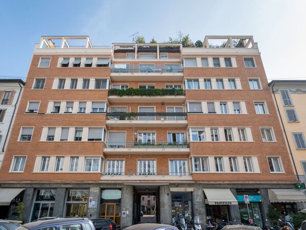Himmel, Gebäude, Fenster, Eigentum, Auto, Fahrzeug, Urban Design, Eigentumswohnung, Nachbarschaft, Geschäftshaus