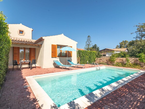 Plante, L'Eau, Propriété, Ciel, Piscine, Bleu Azur, Bâtiment, Arbre, Ombre, Loisir