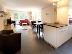 Table, Furniture, Chair, Wood, Building, Interior Design, Houseplant, Floor, Flooring, Living Room