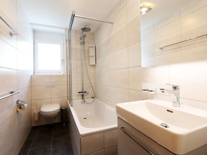 Tap, Plumbing Fixture, Sink, Mirror, Property, Bathroom Sink, Bathroom, Interior Design, Architecture