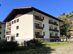 Plante, Ciel, Fenêtre, Bâtiment, Arbre, Design Urbain, Maison, Quartier, Zone Résidentielle
