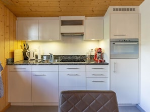 Cabinetry, Countertop, Eigentum, Spüle, Herd, Sinken, Küche, Interior Design, Küchengerät, Gebäude