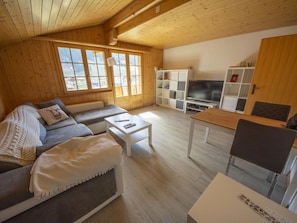 Couch, Eigentum, Möbel, Fenster, Tabelle, Gebäude, Holz, Interior Design, Bilderrahmen, Wohnzimmer
