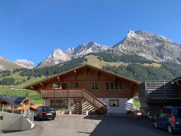 Himmel, Berg, Gebäude, Auto, Eigentum, Fahrzeug, Rad, Hochland, Wolke