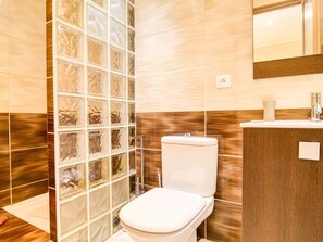 Brown, Property, Bathroom, Mirror, Plumbing Fixture, Wood, Interior Design, Architecture, Floor
