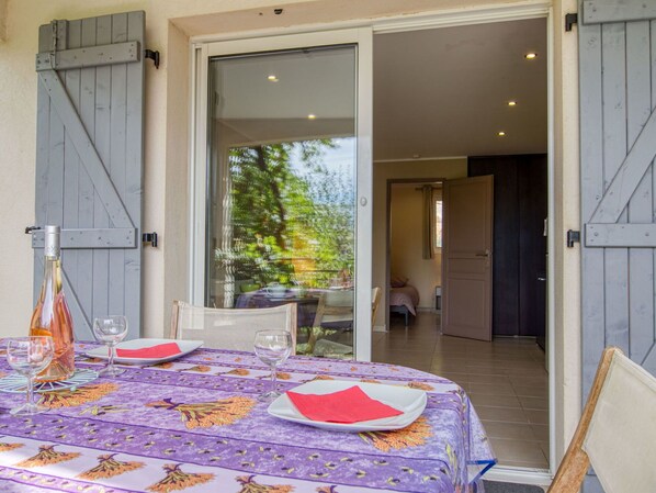 Property, Wood, Building, Textile, Tablecloth, Interior Design, Flooring, Floor, Door, Chair