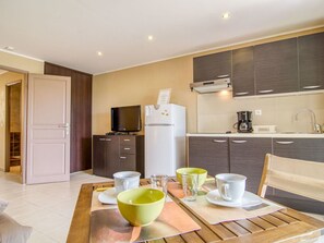 Countertop, Cabinetry, Furniture, Property, Tableware, Kitchen, Wood, Home Appliance, Kitchen Appliance, Kitchen Stove