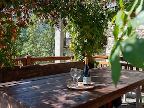 Table, Furniture, Plant, Wood, Tree, Building, Shade, Outdoor Furniture, Leisure, Woody Plant