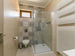 Plumbing Fixture, Property, Bathroom, Toilet, Interior Design, Floor, Flooring, Shower, Plumbing