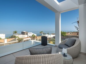 Himmel, Möbel, Gebäude, Eigentum, Schatten, Komfort, Interior Design, Gartenmöbel, Stuhl, Pflanze