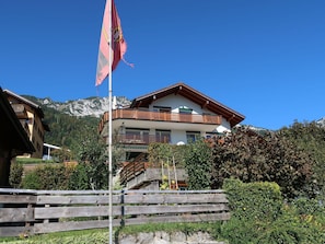 Himmel, Pflanze, Eigentum, Gebäude, Flagge, Haus, Steigung, Baum, Hütte