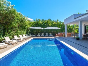 L'Eau, Plante, Propriété, Ciel, Piscine, Bleu Azur, Ombre, Mobilier De Jardin, Loisir, Chaise