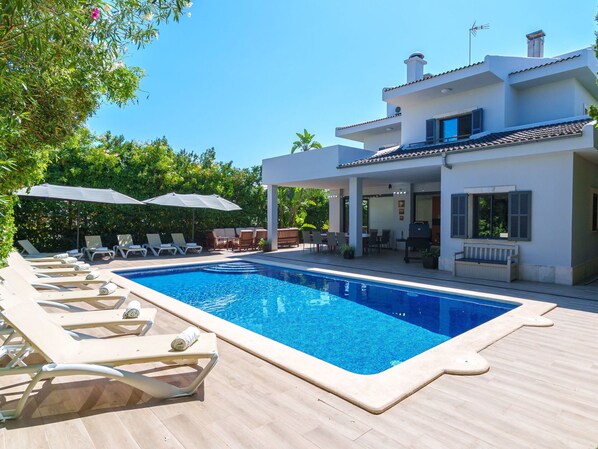 Bâtiment, Propriété, L'Eau, Ciel, Plante, Piscine, Fenêtre, Bleu Azur, Chaise, Mobilier De Jardin