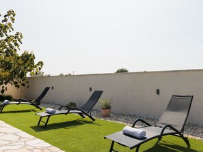 Möbel, Himmel, Pflanze, Gebäude, Gartenmöbel, Schatten, Die Architektur, Tabelle, Baum, Sonnenliege
