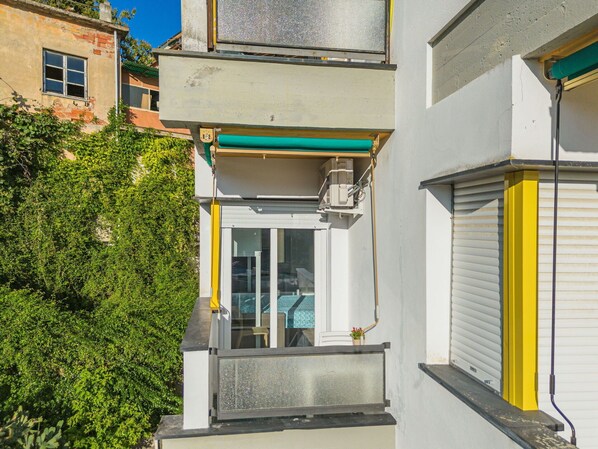 Daytime, Eigentum, Fenster, Azurblau, Gebäude, Nachbarschaft, Wohngebiet, Urban Design, Holz, Grundeigentum