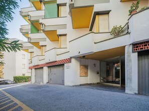Daytime, Eigentum, Gebäude, Pflanze, Fenster, Nachbarschaft, Urban Design, Wohngebiet, Strassenbelag, Grundeigentum